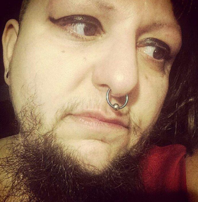 Бородатая баба делает селфи за деньги