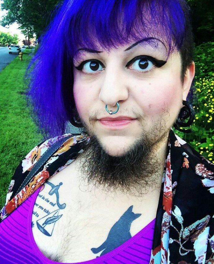 Бородатая баба делает селфи за деньги