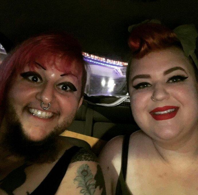 Бородатая баба делает селфи за деньги