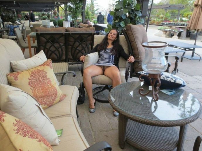 Девушки, которые забыли или не захотели надевать трусики.