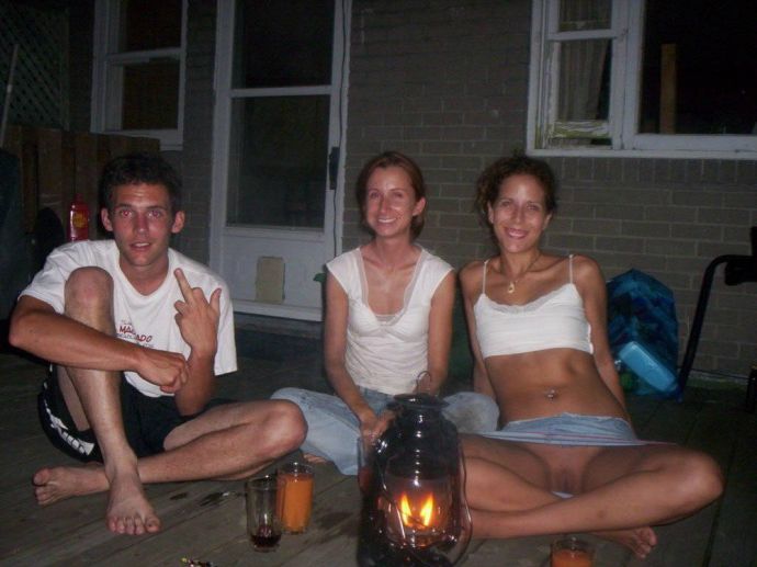 Девушки, которые забыли или не захотели надевать трусики.