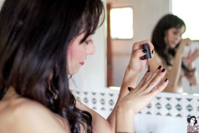 Худощавая голая девушка на полу