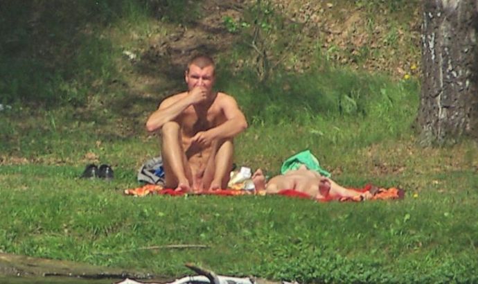 Подглядывание за нудистами на отдыхе