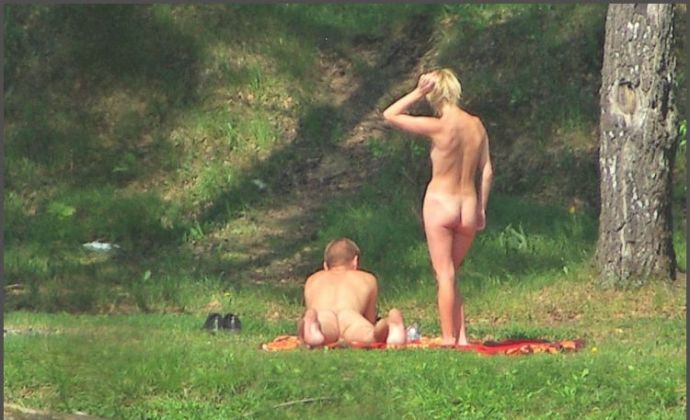 Подглядывание за нудистами на отдыхе