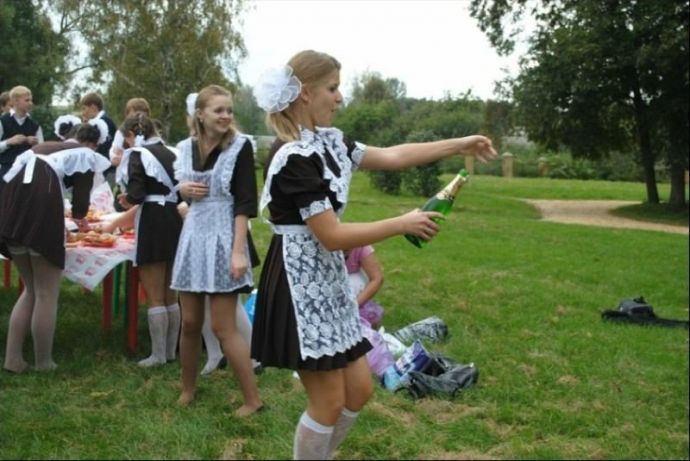 Скоро выпускные. Откровенные фото.