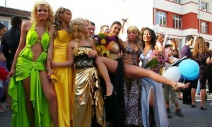 Скоро выпускные. Откровенные фото.