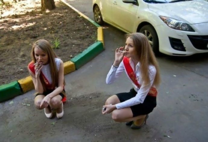 Скоро выпускные. Откровенные фото.