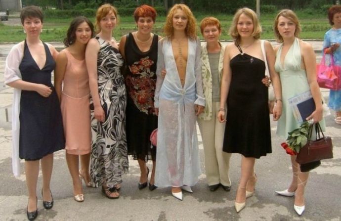 Скоро выпускные. Откровенные фото.