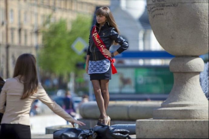 Скоро выпускные. Откровенные фото.