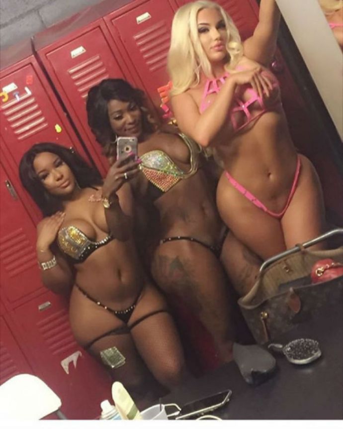 За кулисами стриптиза: что делают танцовщицы в своих гримерках