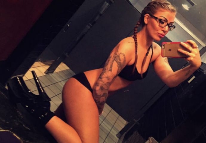 За кулисами стриптиза: что делают танцовщицы в своих гримерках