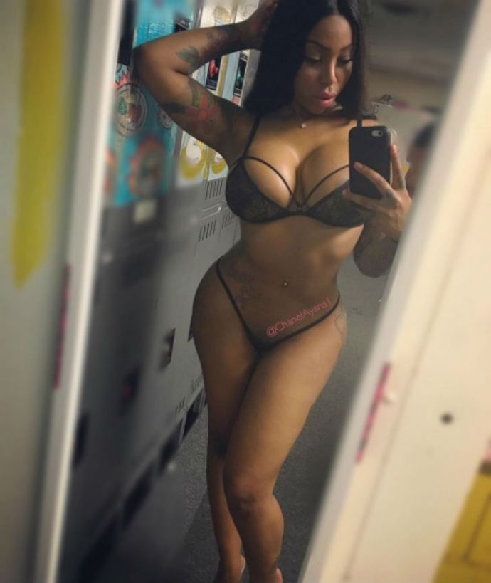 За кулисами стриптиза: что делают танцовщицы в своих гримерках