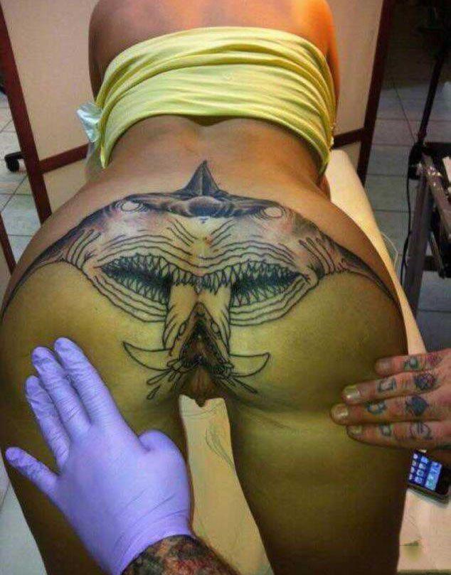 Большая жопа с татуировкой - Эро-приколы