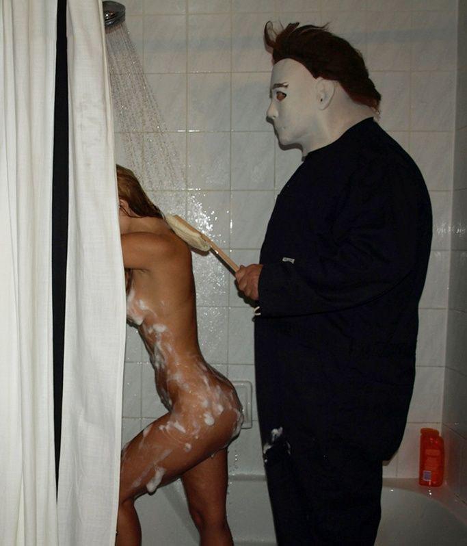 Маньяк моет спину жертве - Эроприколы