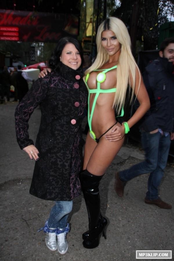 Микаэла Шефер знает как одеватся