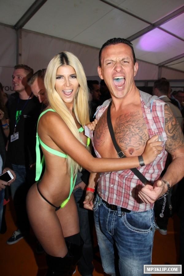 Микаэла Шефер знает как одеватся