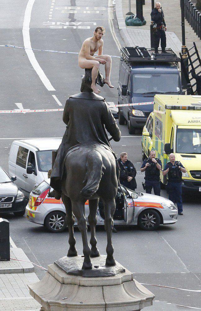 Мужи голый сидит на памятнике - Эроюмор