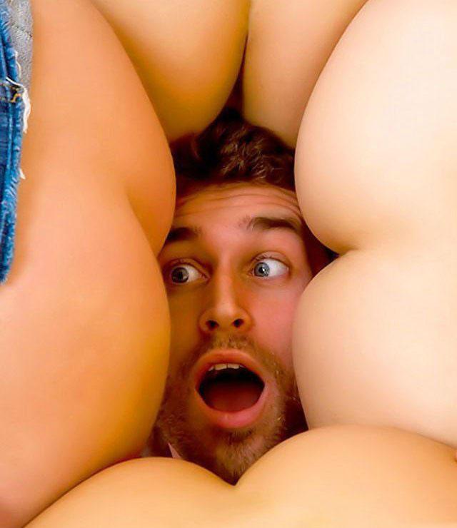 Мужи голый сидит на памятнике - Эроюмор