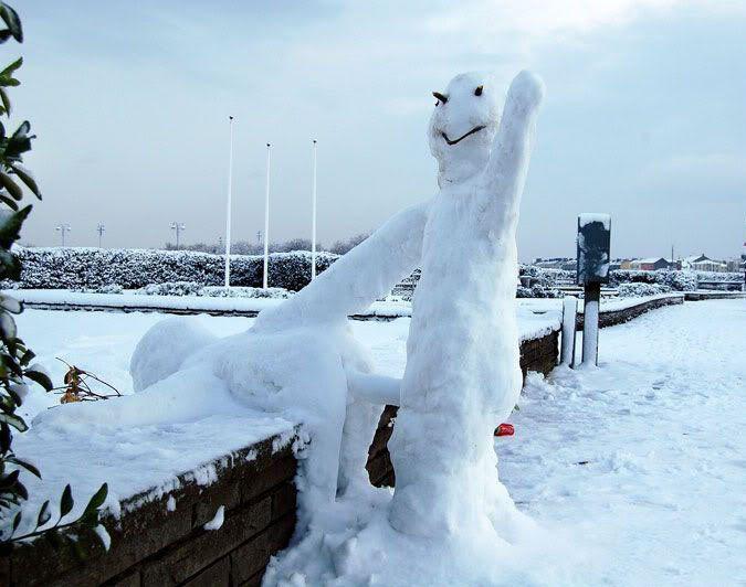 Мужи голый сидит на памятнике - Эроюмор