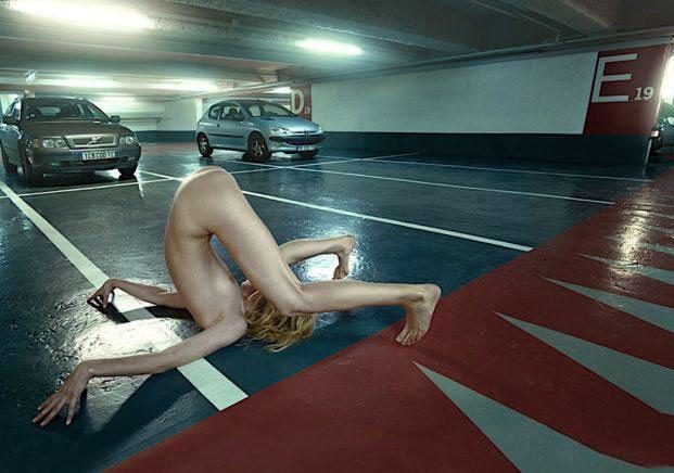 Мужи голый сидит на памятнике - Эроюмор