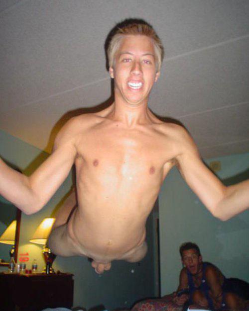 Мужи голый сидит на памятнике - Эроюмор