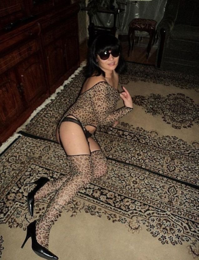 Сельский гламур на фоне ковров