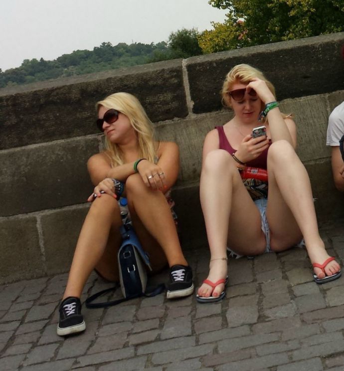 Засветы женщин под юбками и лифаками