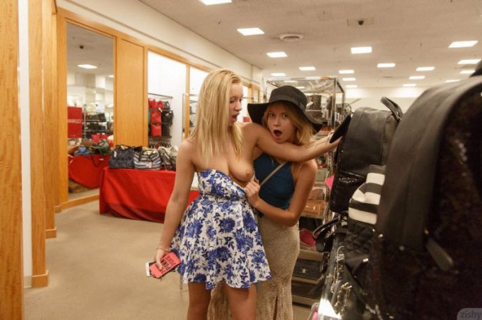 Засветы женщин под юбками и лифаками