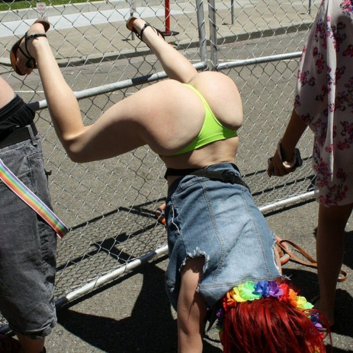 Засветы женщин под юбками и лифаками