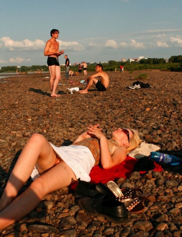 Засветы женщин под юбками и лифаками