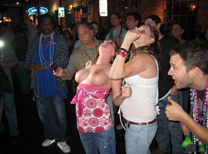 Маньяк моет спину жертве - Эроприколы