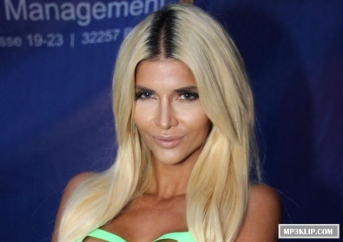 Микаэла Шефер знает как одеватся