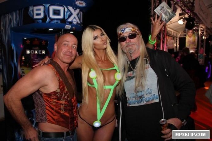 Микаэла Шефер знает как одеватся