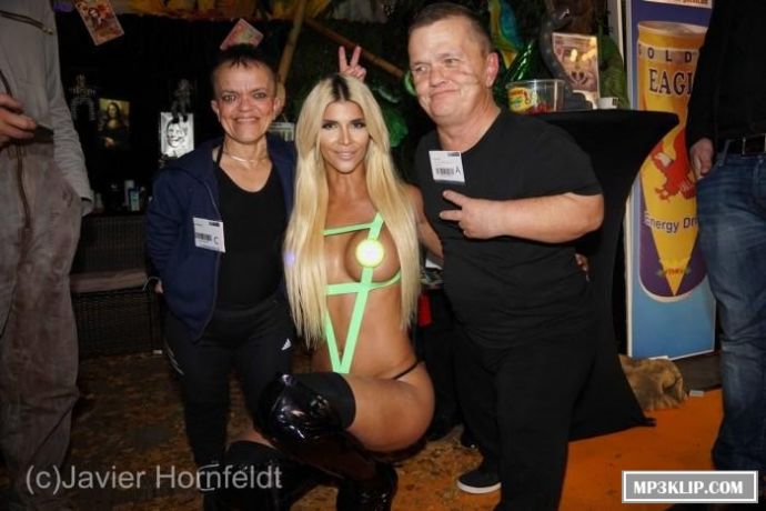 Микаэла Шефер знает как одеватся