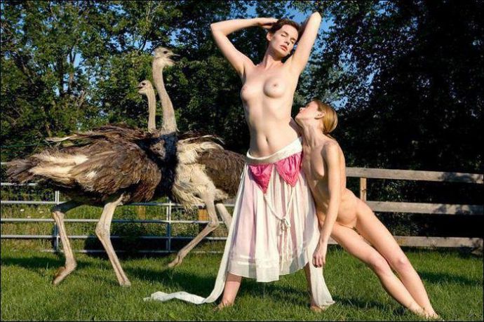 Мужи голый сидит на памятнике - Эроюмор