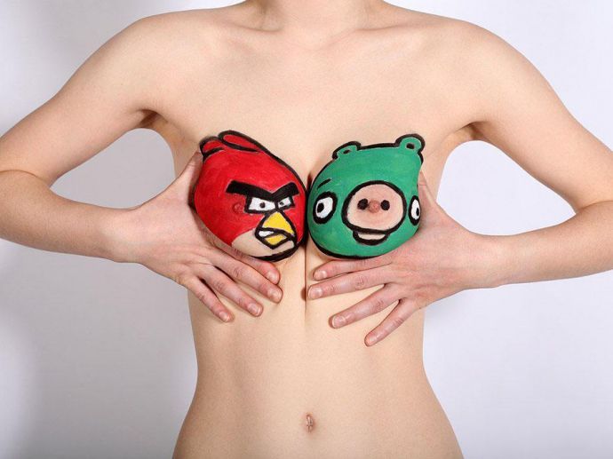 Мужи голый сидит на памятнике - Эроюмор