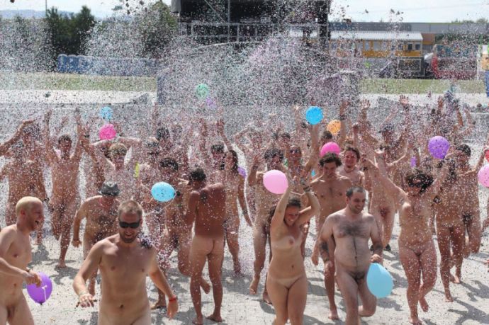 Обнаженный отдых с нудистами