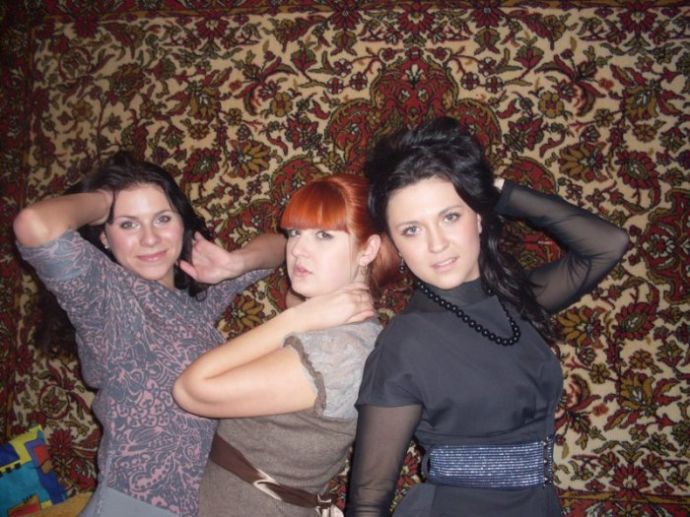 Сельский гламур на фоне ковров