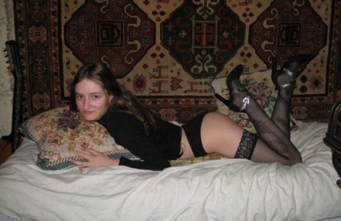 Сельский гламур на фоне ковров