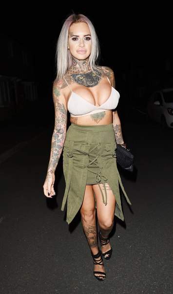 Джемма Люси (Jemma Lucy) ночью в Ливерпуле