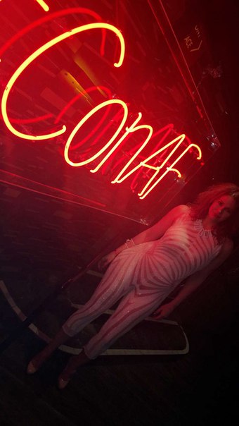 Фото Мейтленд Уорд с Comic Con