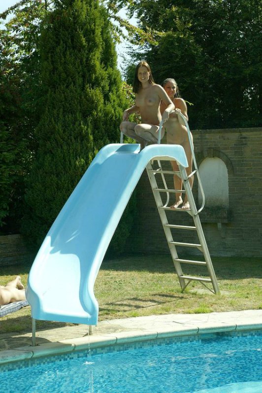 Фото Ню с девушками на воде