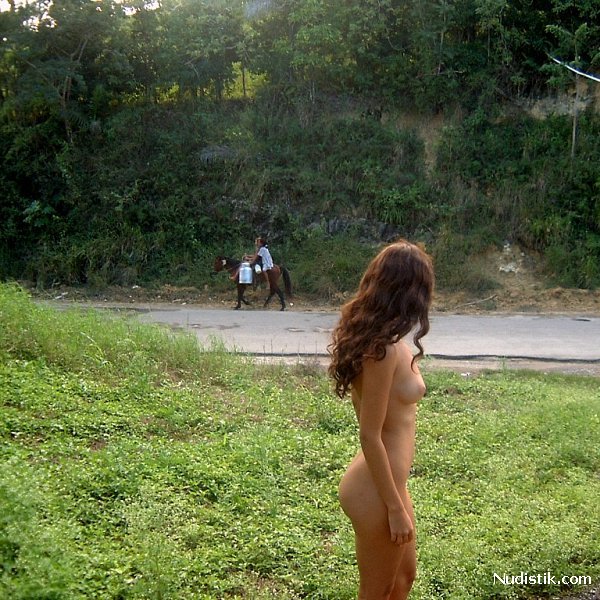 Французская туристка на экскурсии без трусов