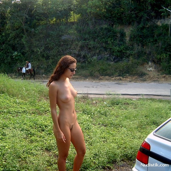 Французская туристка на экскурсии без трусов