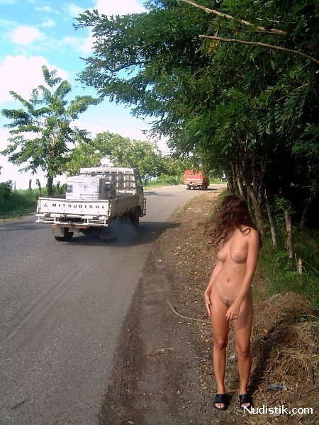 Французская туристка на экскурсии без трусов