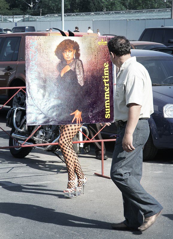 Как женские прелести привлекают мужской взгляд