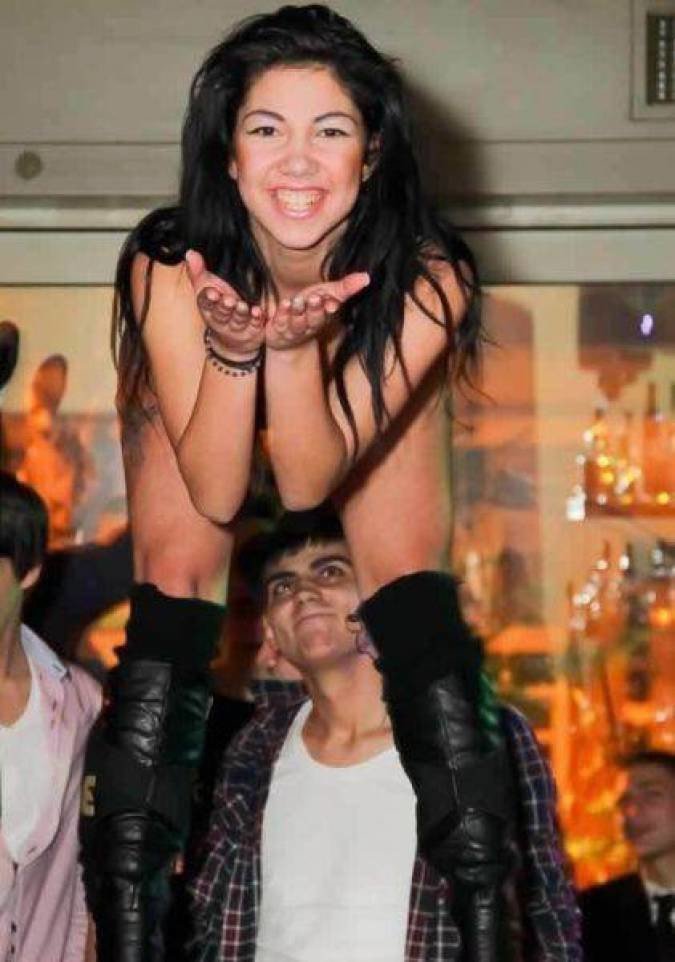 Как женские прелести привлекают мужской взгляд