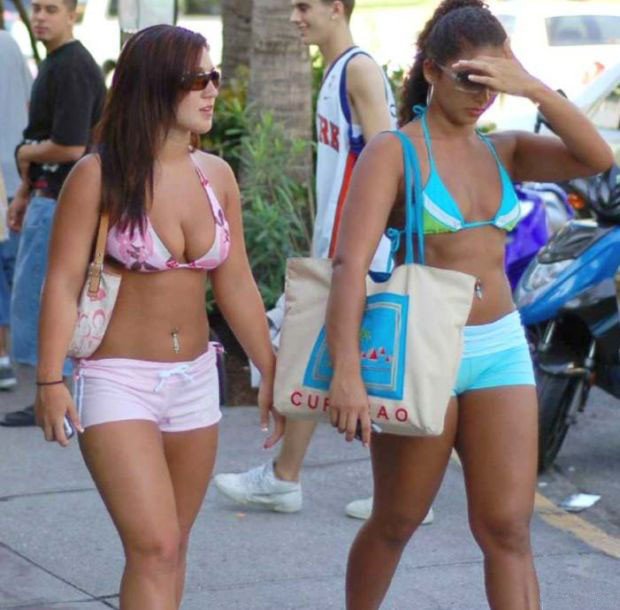 Как женские прелести привлекают мужской взгляд