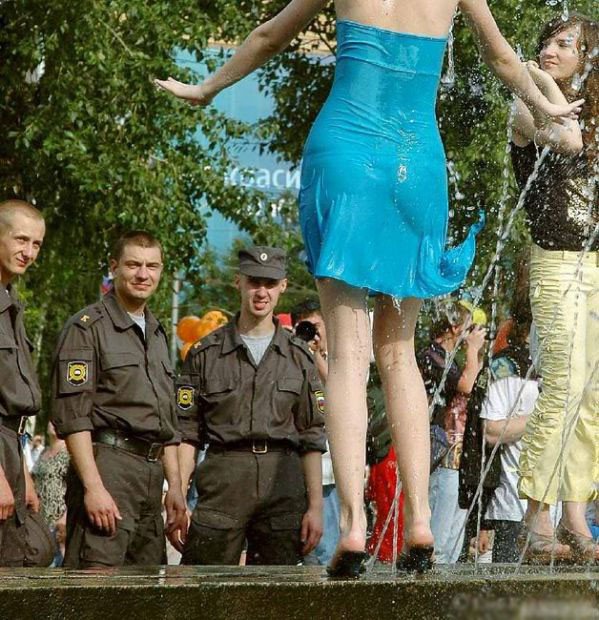 Как женские прелести привлекают мужской взгляд