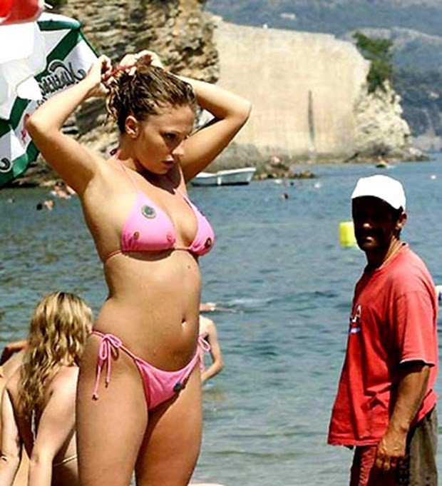 Как женские прелести привлекают мужской взгляд